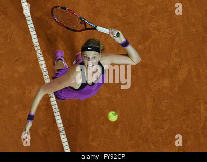 Stuttgart, Allemagne. Apr 23, 2016. Petra Kvitova de République tchèque en action pendant les demi-finales de la tournoi WTA contre Kerber de l'Allemagne à Stuttgart, Allemagne, 23 avril 2016. PHOTO : MARIJAN MURAT/dpa/Alamy Live News Banque D'Images