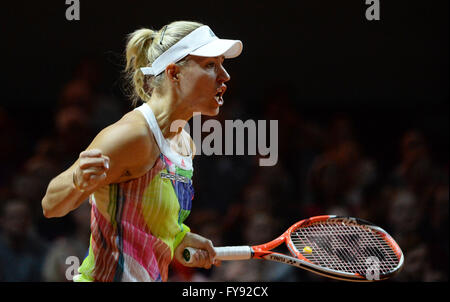 Stuttgart, Allemagne. Apr 23, 2016. Angelique Kerber de Allemagne réagit au cours de la demi-finale du tournoi WTA Kvitova le contre de la République tchèque à Stuttgart, Allemagne, 23 avril 2016. PHOTO : MARIJAN MURAT/dpa/Alamy Live News Banque D'Images