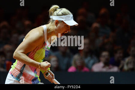 Stuttgart, Allemagne. Apr 23, 2016. Angelique Kerber de Allemagne réagit au cours de la demi-finale du tournoi WTA Kvitova le contre de la République tchèque à Stuttgart, Allemagne, 23 avril 2016. PHOTO : MARIJAN MURAT/dpa/Alamy Live News Banque D'Images