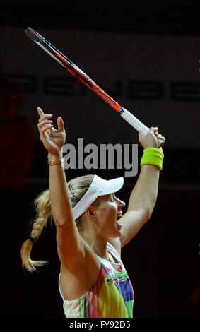 Stuttgart, Allemagne. Apr 23, 2016. Angelique Kerber de Allemagne réagit au cours de la demi-finale du tournoi WTA Kvitova le contre de la République tchèque à Stuttgart, Allemagne, 23 avril 2016. PHOTO : MARIJAN MURAT/dpa/Alamy Live News Banque D'Images