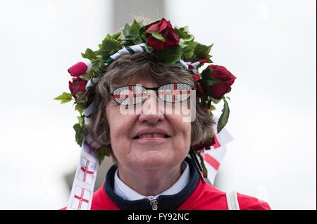 Londres, Royaume-Uni. 23 avril 2016. Visiteurs en tenue de fête affluent à Trafalgar Square pour célébrer le Jour de la Saint-georges aujourd'hui pour profiter de la fête de la Saint George, événement soutenu par le maire de Londres, où la nourriture, des animations traditionnelles, la danse et d'autres ont été proposés. Crédit : Stephen Chung / Alamy Live News Banque D'Images