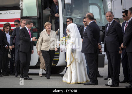 Gaziantep, Turquie. Apr 23, 2016. La chancelière allemande Angela Merkel (C L), Président du Conseil européen, Donald Tusk (3L), et le Premier ministre turc Ahmet Davutoglu (4L) visiter Nizip Camp de réfugiés dans le district de Nizip, près de Gaziantep, Turquie, le 23 avril 2016. Merkel et haut fonctionnaires de l'Union européenne, sous la pression de réévaluer une expulsion de migrants face à la Turquie, se déplacent près de la frontière avec la Syrie dans le but de renforcer l'accord. Dpa : Crédit photo alliance/Alamy Live News Banque D'Images