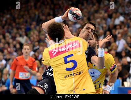 Flensburg, Allemagne. Apr 23, 2016. De Flensburg Rasmus Lauge (c) et Kielce's Michal Jurecki (l) en action lors de la Ligue des champions de handball premier quart de finale match aller entre SG Flensburg-Handewitt et KS Vive Kielce à Flens-Arena à Flensburg, Allemagne, 23 avril 2016. PHOTO : CARSTEN REHDER/dpa/Alamy Live News Banque D'Images