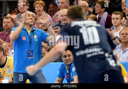 Flensburg, Allemagne. Apr 23, 2016. L'entraîneur de Kielce Talant Dujshebaev Handball pendant les quarts de finale de la Ligue des Champions premier match de jambe entre SG Flensburg-Handewitt et KS Vive Kielce à Flens-Arena à Flensburg, Allemagne, 23 avril 2016. PHOTO : CARSTEN REHDER/dpa/Alamy Live News Banque D'Images