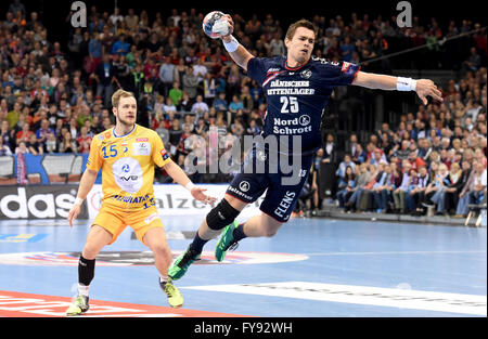 Flensburg, Allemagne. Apr 23, 2016. De Flensburg Rasmus Lauge (r) et Kielce's Mateusz Jachlewski en action lors de la Ligue des champions de handball premier quart de finale match aller entre SG Flensburg-Handewitt et KS Vive Kielce à Flens-Arena à Flensburg, Allemagne, 23 avril 2016. PHOTO : CARSTEN REHDER/dpa/Alamy Live News Banque D'Images