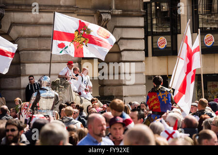Nottingham, Angleterre Royaume-uni 23 avril 2016. Les foules se sont réunis à la place du vieux marché. pour voir l'un des plus important du Royaume-Uni St George's Day Parade, organisée par la Société royale de St George. St Georges est le saint patron de l'Angleterre, et la croix de St George est un symbole pour le pays. Crédit : Mike Gibson /Alamy Live News. Banque D'Images