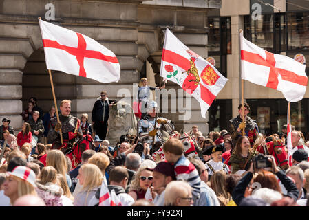 Nottingham, Angleterre Royaume-uni 23 avril 2016. Les foules se sont réunis à la place du vieux marché. pour voir l'un des plus important du Royaume-Uni St George's Day Parade, organisée par la Société royale de St George. St Georges est le saint patron de l'Angleterre, et la croix de St George est un symbole pour le pays. Crédit : Mike Gibson /Alamy Live News. Banque D'Images