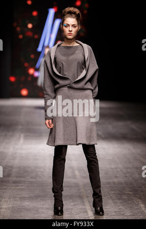 Expo Lodz, Lodz, Pologne, le 23 avril, 2016. Fashionphilosophy Fashion Week Poland, modèles à pied la passerelle portant collection par MALGRAU aux concepteurs lors de l'avenue 14e édition Fashion Week 2016 : Crédit , Pologne Tomasz Zasinski / Alamy Live News Banque D'Images