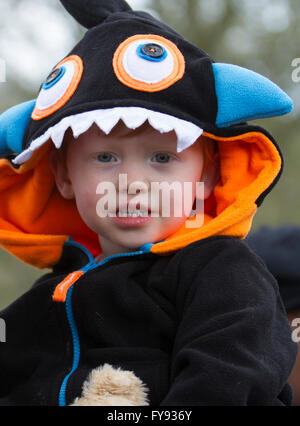 Le jour de rue George, le samedi 23 avril. Blackburn, Lancashire, Royaume-Uni. Miles Taylor, 3 ans, à la 'ici être Dragons' événement dans le Mall, Blackburn et du marché sur la cathédrale, les gens étaient invités à suivre la piste de dragons vivent avec le théâtre de rue et des spectacles musicaux de taille humaine de différents acteurs de marionnettes de théâtre de renommée internationale à l'aide d'engins mécaniques étonnantes. Blackburn Business Improvement District (BID) appuie une gamme d'événements de grande envergure similaire dans le centre-ville de Blackburn en 2016. Banque D'Images