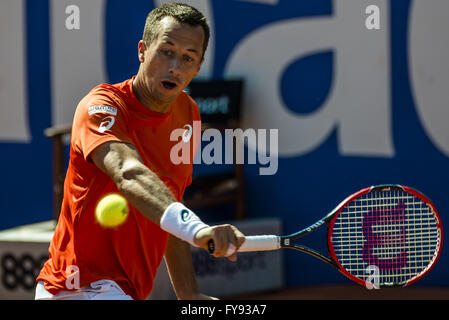 Barcelone, Catalogne, Espagne. Apr 23, 2016. De commentaires de l'Allemagne renvoie la balle au premier tour de l'Espagne pendant leur demi-finale à l'Open de Barcelone Banc Sabadell' 2016. Nadal a gagné 6:3, 6:3 Crédit : Matthias Rickenbach/ZUMA/Alamy Fil Live News Banque D'Images