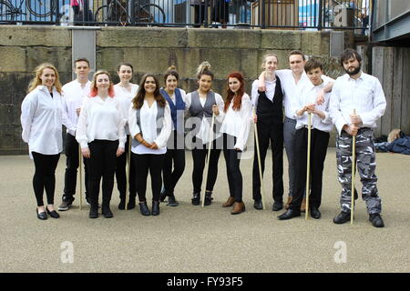 Cardiff, Wales, UK. Apr 23, 2016. Des photographies prises lors de la baie de Cardiff University of South Wales Theatre et les étudiants en art dramatique de Shakespeare à l'occasion du 400e anniversaire de sa mort. Credit : Aimee Herd/Alamy Live News Banque D'Images