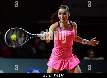 Stuttgart, Allemagne. Apr 23, 2016. Agnieszka Radwanska de Pologne en action contre Siegemund de Allemagne au cours de la demi-finale de l'tournoi WTA à Stuttgart, Allemagne, 23 avril 2016. PHOTO : MARIJAN MURAT/dpa/Alamy Live News Banque D'Images