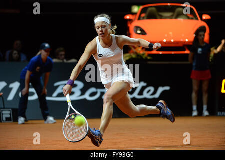 Stuttgart, Allemagne. Apr 23, 2016. Laura Siegemund de Allemagne en action contre Radwanska de Pologne pendant la demi-finale de l'tournoi WTA à Stuttgart, Allemagne, 23 avril 2016. PHOTO : MARIJAN MURAT/dpa/Alamy Live News Banque D'Images