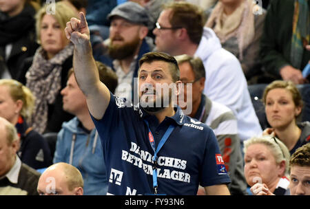 Flensburg, Allemagne. Apr 23, 2016. L'entraîneur de Flensburg Ljubomir Vranjes Handball pendant les quarts de finale de la Ligue des Champions premier match de jambe entre SG Flensburg-Handewitt et KS Vive Kielce à Flens-Arena à Flensburg, Allemagne, 23 avril 2016. Le match se termine 28:28. PHOTO : CARSTEN REHDER/dpa/Alamy Live News Banque D'Images