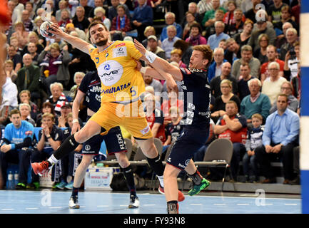 Flensburg, Allemagne. Apr 23, 2016. Michal Jurecki de Kielce en action lors de la Ligue des champions de handball premier quart de finale match aller entre SG Flensburg-Handewitt et KS Vive Kielce à Flens-Arena à Flensburg, Allemagne, 23 avril 2016. Le match se termine 28:28. PHOTO : CARSTEN REHDER/dpa/Alamy Live News Banque D'Images