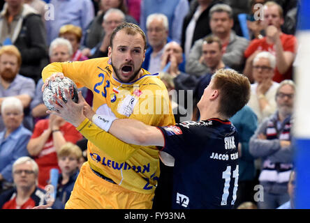 Flensburg, Allemagne. Apr 23, 2016. L'Uro· Zorman Kielce en action lors de la Ligue des champions de handball premier quart de finale match aller entre SG Flensburg-Handewitt et KS Vive Kielce à Flens-Arena à Flensburg, Allemagne, 23 avril 2016. PHOTO : CARSTEN REHDER/dpa/Alamy Live News Banque D'Images