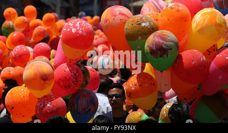 Katmandou, Népal. Apr 23, 2016. Un homme prêt à libérer des ballons dans la mémoire des gens qui sont morts dans le tremblement de terre il y a un an à Hanuman Dhoka Durbar Square de Katmandou, Népal. Des milliers de personnes se sont rassemblées pour rendre hommage à l'âmes mortes et des victimes de la gigantesque séisme du 25 avril l'année dernière, qui a tué près de 9000 personnes. Credit : Sunil Sharma/ZUMA/Alamy Fil Live News Banque D'Images