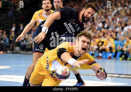 Flensburg, Allemagne. Apr 23, 2016. L'Julen Aguinagalde Kielce en action lors de la Ligue des champions de handball premier quart de finale match aller entre SG Flensburg-Handewitt et KS Vive Kielce à Flens-Arena à Flensburg, Allemagne, 23 avril 2016. Le match se termine 28:28. PHOTO : CARSTEN REHDER/dpa/Alamy Live News Banque D'Images