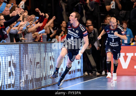 Flensburg, Allemagne. Apr 23, 2016. De Flensburg Holger Glandorf (l) et Anders Eggert célébrer au cours de la Ligue des champions de handball premier quart de finale match aller entre SG Flensburg-Handewitt et KS Vive Kielce à Flens-Arena à Flensburg, Allemagne, 23 avril 2016. Le match se termine 28:28. PHOTO : CARSTEN REHDER/dpa/Alamy Live News Banque D'Images