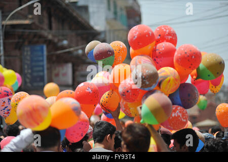 Katmandou, Népal. Apr 23, 2016. La libération du peuple népalais 9 000 ballons dans la mémoire des victimes de l'séisme meurtrier qui a frappé le 25 avril dernier, le Népal et le 5 mai 2015 Crédit : Narayan Maharjan/Pacific Press/Alamy Live News Banque D'Images