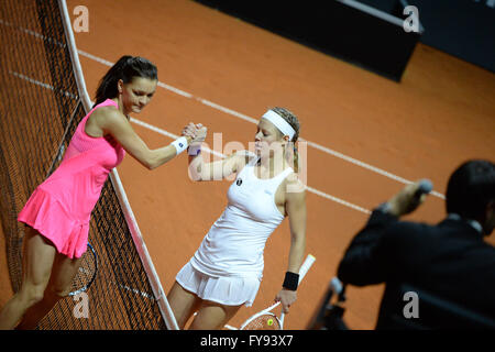 Stuttgart, Allemagne. Apr 23, 2016. Laura Siegemund de Allemagne (r) et Agnieszka Radwanska se serrer la main après les demi-finales de la tournoi WTA à Stuttgart, Allemagne, 23 avril 2016. PHOTO : MARIJAN MURAT/dpa/Alamy Live News Banque D'Images