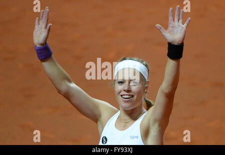 Stuttgart, Allemagne. Apr 23, 2016. Laura Siegemund de Allemagne célèbre après sa victoire sur RAdwanska à partir de la Pologne à la demi-finale du tournoi WTA de Stuttgart, Allemagne, 23 avril 2016. PHOTO : MARIJAN MURAT/dpa/Alamy Live News Banque D'Images