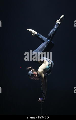 Saratov. Apr 23, 2016. La Russie l'équilibriste Tatiana Belova effectue au cours du concours international du cirque Cirque 'Princess' à Saratov, Russie le 23 avril 2016. Le Cirque 'Princess' contest le coup d'ici jeudi. Plus de 50 candidats à des femmes de 26 pays, dont la Chine, l'Italie, l'Espagne, la France et d'autres ont participé à ce concours. Credit : Evgeny Sinitsyn/Xinhua/Alamy Live News Banque D'Images