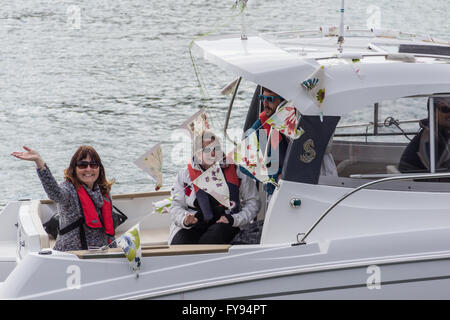 Weymouth, Angleterre. 23 avril 2016. 90e anniversaire de la reine hommage flottante. Deux dames en voile, souriant et saluant. Credit : Frances Underwood/Alamy Live News Banque D'Images