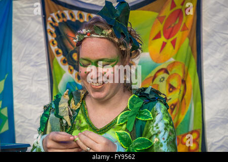 Londres, Royaume-Uni. 23 avril, 2016. La célébration du jour de St Georges à Trafalgar Square. Fête de St Georges festival. Conte (pixie) dans une forêt enchantée. Crédit : Elena/Chaykina Alamy Live News Banque D'Images