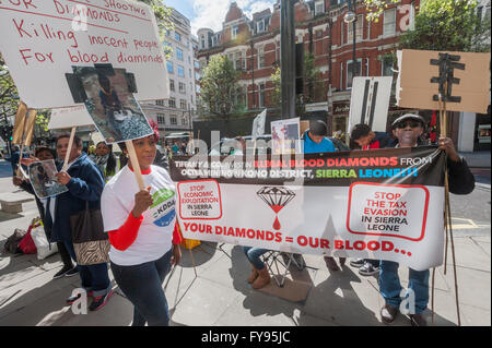 Londres, Royaume-Uni. 23 avril, 2016. Les gens du district de Kono de la Sierra Leone de protestation contre Selfridges sur Oxford St dans le cadre d'une manifestation mondiale contre le partenariat financier de Tiffany & Co avec Octea, la plus grande société d'extraction de diamants en Sierra Leone. Ils disent qu'il défie toutes les normes juridiques nationales et internationales et de l'éthique de l'entreprise online, entièrement détenue par le milliardaire israélien, Benny Steinmetz et exploité par d'anciens mercenaires n'a été autorisé à fonctionner sans permis et à l'abri de l'impôt, portant préjudice à la communauté locale qui vivent autour de ses mines de diamants dans le district de Kono. © Peter Marshall/ Banque D'Images