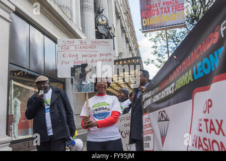 Londres, Royaume-Uni. 23 avril, 2016. Les gens du district de Kono de la Sierra Leone de protestation contre Selfridges sur Oxford St dans le cadre d'une manifestation mondiale contre le partenariat financier de Tiffany & Co avec Octea, la plus grande société d'extraction de diamants en Sierra Leone. Ils disent qu'il défie toutes les normes juridiques nationales et internationales et de l'éthique de l'entreprise online, entièrement détenue par le milliardaire israélien, Benny Steinmetz et exploité par d'anciens mercenaires n'a été autorisé à fonctionner sans permis et à l'abri de l'impôt, portant préjudice à la communauté locale qui vivent autour de ses mines de diamants dans le district de Kono. © Peter Marshall/ Banque D'Images