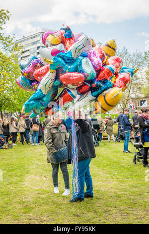 Londres, Royaume-Uni. 23 avril, 2016. La célébration du jour de St Georges à Vauxhall Jardins d'agrément. Bouquet de ballons en vente Crédit : Elena/Chaykina Alamy Live News Banque D'Images