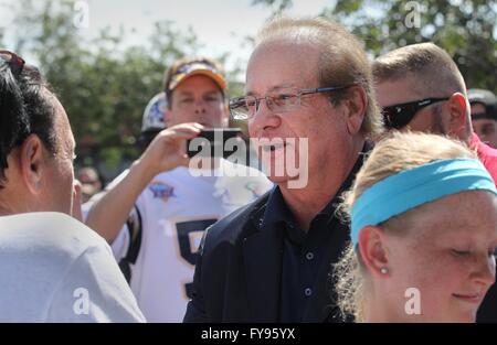 San Diego, CA, USA. Apr 23, 2016. Le SAN DIEGO San Diego Chargers entamaient leur Initiative des citoyens la collecte de signatures dans un parking au sud de Petco Park samedi matin où les fans ont écouté propriétaire majoritaire des chargeurs Dean Spanos, commissaire de la NFL Roger Goodell, LaDanian Tomlinson, Philip Rivers, et d'autres personnes qui soutiennent un nouveau stade .|San Diego Chargers propriétaire Dean Spanos est sorti pour rencontrer les fans à l'Initiative des citoyens chargeurs manifestation tenue dans un parking derrière Petco Park samedi matin.|John Gastaldo/San Diego Union-Tribune (crédit Image : © John Gastaldo/Union-Tribun San Diego Banque D'Images