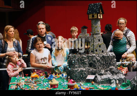 Vancouver, Canada. Apr 23, 2016. Personnes visitent l'exposition LEGO à Vancouver, Canada, le 23 avril 2016. LEGO Plus de 250 experts du monde entier ont participé à la première exposition de LEGO s'est tenue à Vancouver. L'exposition a présenté plus de 1 000 nouvelles créations au public en deux jours et a attiré plus de 5 000 fans de LEGO. © Liang sen/Xinhua/Alamy Live News Banque D'Images