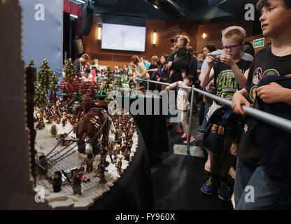 Vancouver, Canada. Apr 23, 2016. Personnes visitent l'exposition LEGO à Vancouver, Canada, le 23 avril 2016. LEGO Plus de 250 experts du monde entier ont participé à la première exposition de LEGO s'est tenue à Vancouver. L'exposition a présenté plus de 1 000 nouvelles créations au public en deux jours et a attiré plus de 5 000 fans de LEGO. © Liang sen/Xinhua/Alamy Live News Banque D'Images