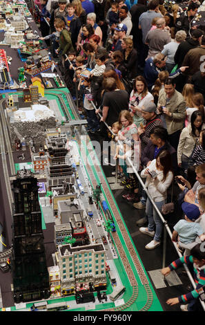 Vancouver, Canada. Apr 23, 2016. Personnes visitent l'exposition LEGO à Vancouver, Canada, le 23 avril 2016. LEGO Plus de 250 experts du monde entier ont participé à la première exposition de LEGO s'est tenue à Vancouver. L'exposition a présenté plus de 1 000 nouvelles créations au public en deux jours et a attiré plus de 5 000 fans de LEGO. © Liang sen/Xinhua/Alamy Live News Banque D'Images