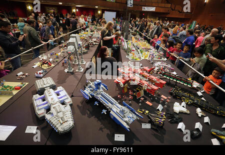 Vancouver, Canada. Apr 23, 2016. Personnes visitent l'exposition LEGO à Vancouver, Canada, le 23 avril 2016. LEGO Plus de 250 experts du monde entier ont participé à la première exposition de LEGO s'est tenue à Vancouver. L'exposition a présenté plus de 1 000 nouvelles créations au public en deux jours et a attiré plus de 5 000 fans de LEGO. © Liang sen/Xinhua/Alamy Live News Banque D'Images