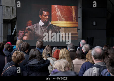 London,UK, 23 avril 2016.projection publique de pièces de Shakespeare sur 400e anniversaire au cours de la fête de Saint George le long de la Tamise. Londres. UK. Banque D'Images