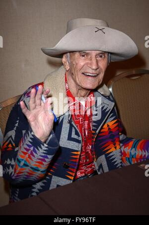 Parsippany, NJ, USA. Apr 23, 2016. Larry Storch présents pour Chiller Theatre Toy, Modèle et Film Expo, l'établissement Sheraton Parsippany, Parsippany, NJ, le 23 avril 2016. Credit : Derek Storm/Everett Collection/Alamy Live News Banque D'Images