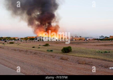 Gilbert, Arizona, USA. Avril 23, 2016. Site de construction Fire burns que les pompiers, bataille de l'incendie. Crédit : Jennifer Mack/Alamy Live News Banque D'Images