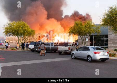 Gilbert, Arizona, USA. Avril 23, 2016. Site de construction Fire burns que les pompiers, bataille de l'incendie. Crédit : Jennifer Mack/Alamy Live News Banque D'Images