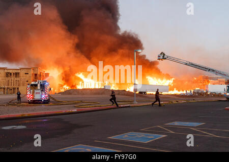 Gilbert, Arizona, USA. Avril 23, 2016. Site de construction Fire burns que les pompiers, bataille de l'incendie. Crédit : Jennifer Mack/Alamy Live News Banque D'Images