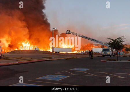 Gilbert, Arizona, USA. Avril 23, 2016. Site de construction Fire burns que les pompiers, bataille de l'incendie. Crédit : Jennifer Mack/Alamy Live News Banque D'Images