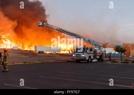 Gilbert, Arizona, USA. Avril 23, 2016. Site de construction Fire burns que les pompiers, bataille de l'incendie. Crédit : Jennifer Mack/Alamy Live News Banque D'Images