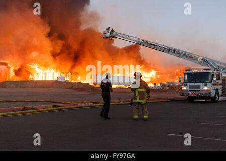 Gilbert, Arizona, USA. Avril 23, 2016. Site de construction Fire burns que les pompiers, bataille de l'incendie. Crédit : Jennifer Mack/Alamy Live News Banque D'Images