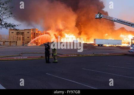 Gilbert, Arizona, USA. Avril 23, 2016. Site de construction Fire burns que les pompiers, bataille de l'incendie. Crédit : Jennifer Mack/Alamy Live News Banque D'Images