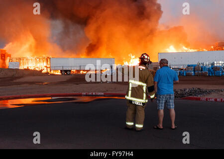 Gilbert, Arizona, USA. Avril 23, 2016. Site de construction Fire burns que les pompiers, bataille de l'incendie. Crédit : Jennifer Mack/Alamy Live News Banque D'Images