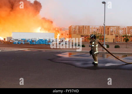 Gilbert, Arizona, USA. Avril 23, 2016. Site de construction Fire burns que les pompiers, bataille de l'incendie. Crédit : Jennifer Mack/Alamy Live News Banque D'Images