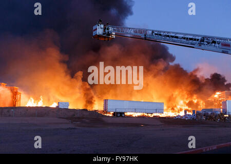 Gilbert, Arizona, USA. Avril 23, 2016. Site de construction Fire burns que les pompiers, bataille de l'incendie. Crédit : Jennifer Mack/Alamy Live News Banque D'Images