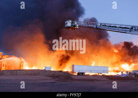 Gilbert, Arizona, USA. Avril 23, 2016. Site de construction Fire burns que les pompiers, bataille de l'incendie. Crédit : Jennifer Mack/Alamy Live News Banque D'Images